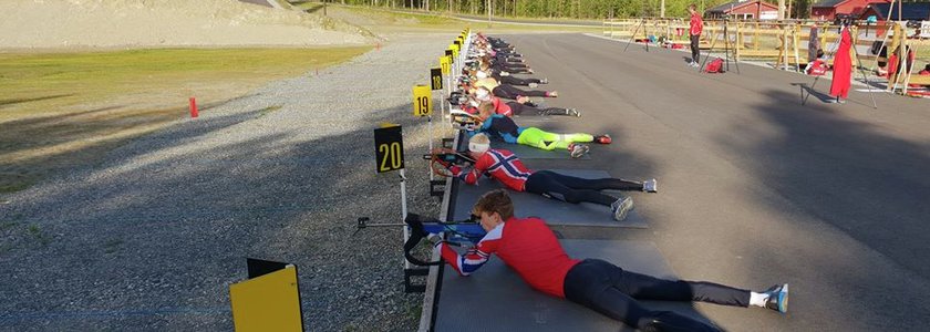 Skiskyttere i aksjon - Klikk for stort bilde